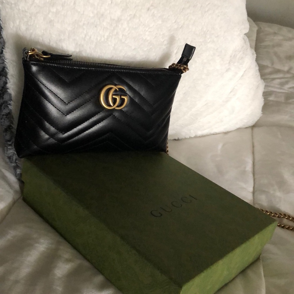 Mini sac GG Marmont matelassé avec chaîne